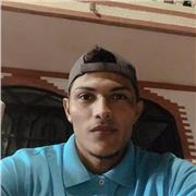 Profesor de educación física imparte clases para niños de todas las edades